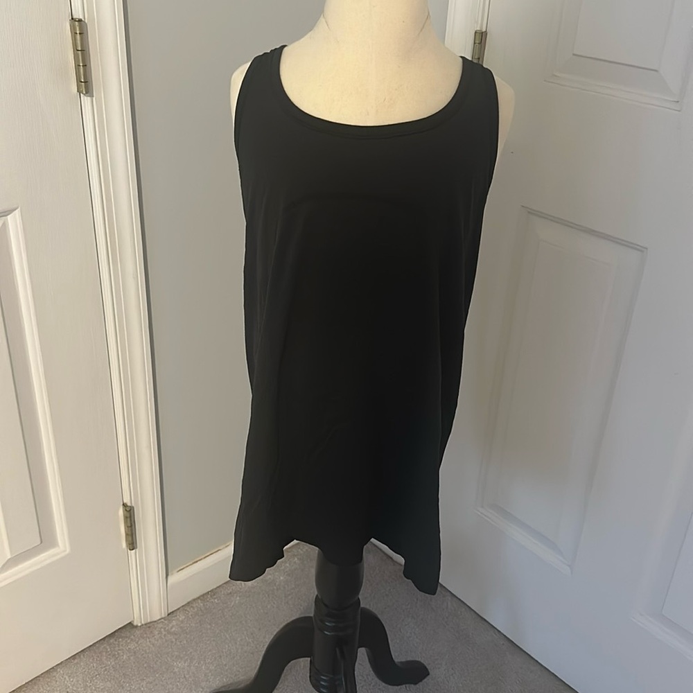 This is a Lululemon tank top in a size large.